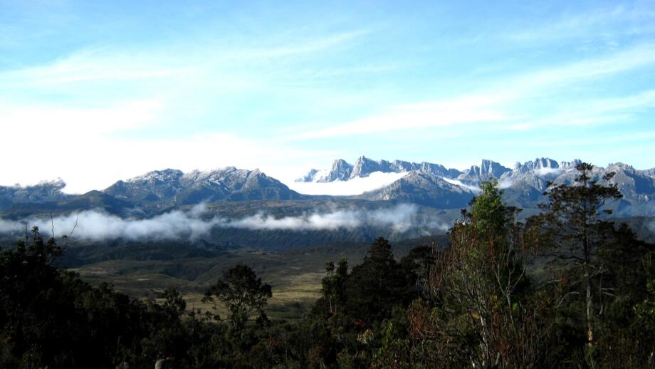 expeditionen-papua-2009-carstensz-pyramide-natur-panorama-landschaft-berge-gebirgskette-stunning-view.jpg