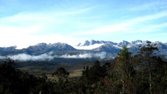 expeditionen-papua-2009-carstensz-pyramide-natur-panorama-landschaft-berge-gebirgskette-stunning-view.jpg