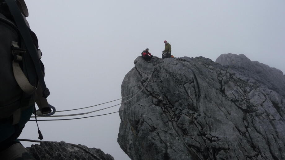 expeditionen-papua-excar-2009-carstensz-pyramide-natur-panorama-landschaft-berge-felsen-fixseil-klettern-schluesselstelle-teilnehmer-gruppe-technical-climbing.jpg