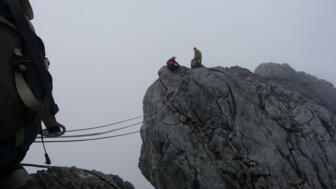 expeditionen-papua-excar-2009-carstensz-pyramide-natur-panorama-landschaft-berge-felsen-fixseil-klettern-schluesselstelle-teilnehmer-gruppe-technical-climbing.jpg