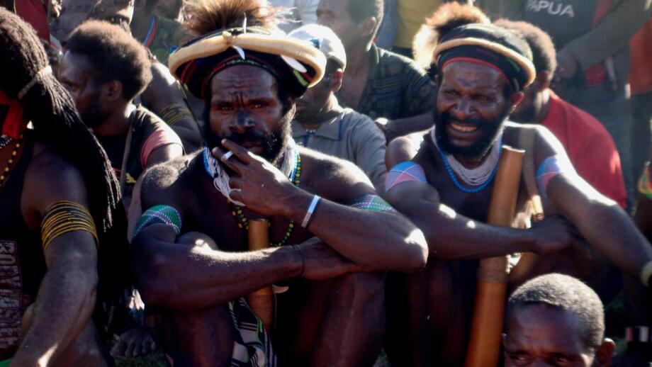 expeditionen-papua-2009-carstensz-pyramide-savanne-kultur-tradition-einheimische-einwohner-buschmaenner-national-bekleidung-moni-tribe-warrior.jpg