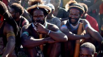 expeditionen-papua-2009-carstensz-pyramide-savanne-kultur-tradition-einheimische-einwohner-buschmaenner-national-bekleidung-moni-tribe-warrior.jpg
