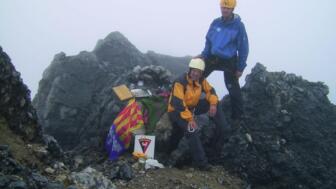 expeditionen-papua-excar-2014-carstensz-pyramide-natur-panorama-landschaft-berge-felsen-teilnehmer-gruppe-am-gipfel-18.jpg