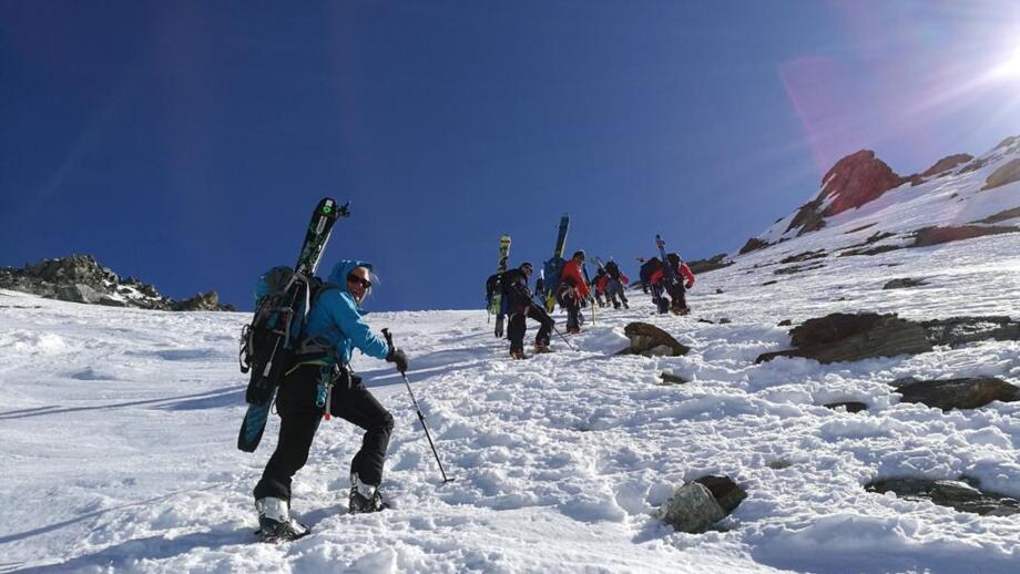 Aufstieg mit Skiern zu Fuß im Schnee