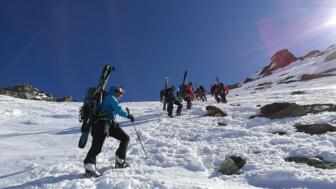 Aufstieg mit Skiern zu Fuß im Schnee