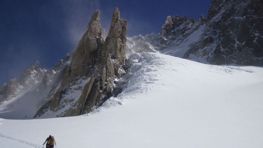 Skitourengeher*in Haute Route Winter