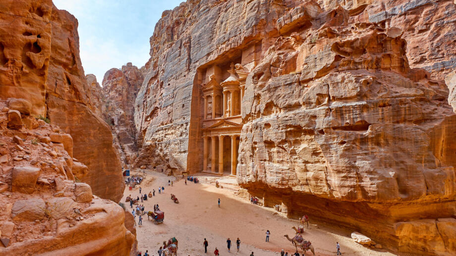 Felsenstadt Petra in Jordanien mit steinernem Tempel, Besuchern und Kamelen