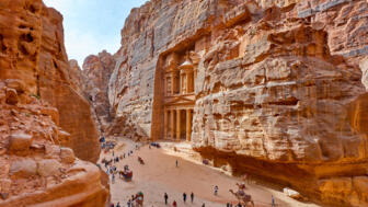 Felsenstadt Petra in Jordanien mit steinernem Tempel, Besuchern und Kamelen