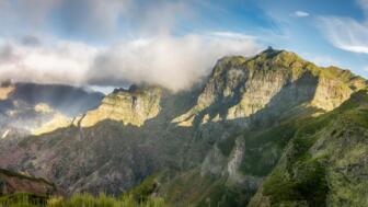 Felsiger Pico Grand im Zentralmassiv mit Wolken