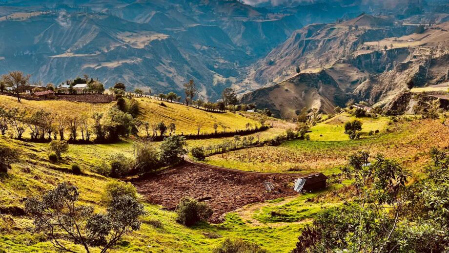 Grüne Berg- und Hügellandschaft in Ecuador