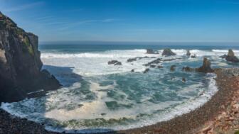 Almograve mit Felsen, Strand, Brandung