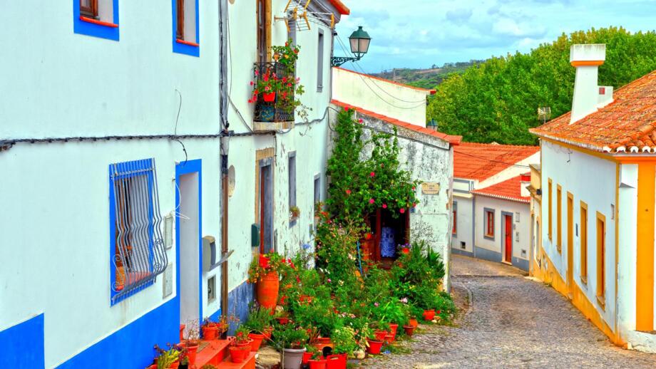 Farbenfrohe Häuser in Aljezur an der Costa Vicentina