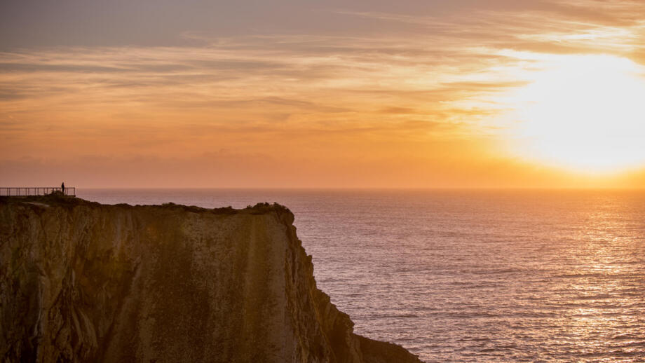 Sonnenuntergang über den Klippen am Kap Sardao mit Blick über den Ozean