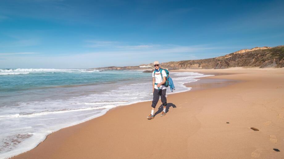 Wanderer am Sandstrand von Almograve