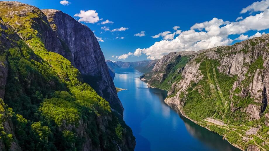 Panorama über den Lysefjord in Norwegen bei strahlendem Sonnenschein