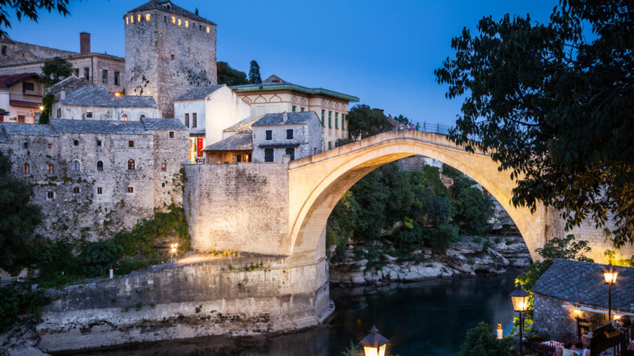 bosnien-banat-mostar at night.jpg