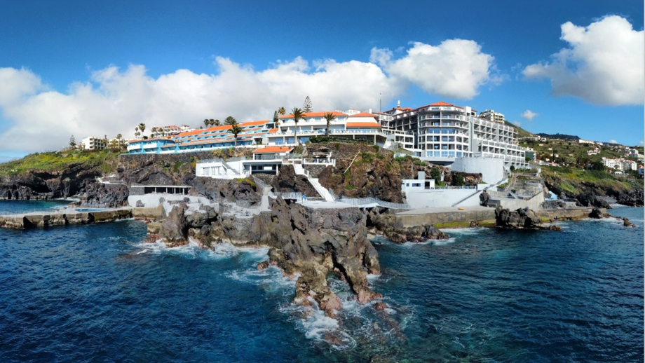 Gesamtansicht des Hotel Rocamar auf Madeira mit dem Ozean im Vordergrund
