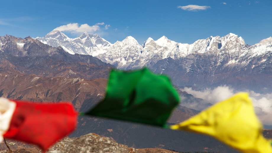 Weiße Berge in Nepal im Hintergrund mit Gebetsfahnen im Vordergrund