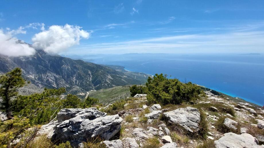 Blick vom Küstengebirge Albaniens auf das Mittelmeer