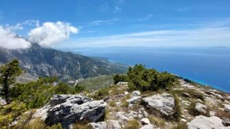 Blick vom Küstengebirge Albaniens auf das Mittelmeer