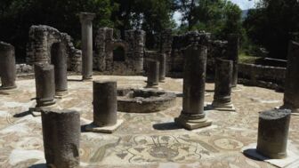 Archäologische Säulen in Butrint im Süden Albaniens