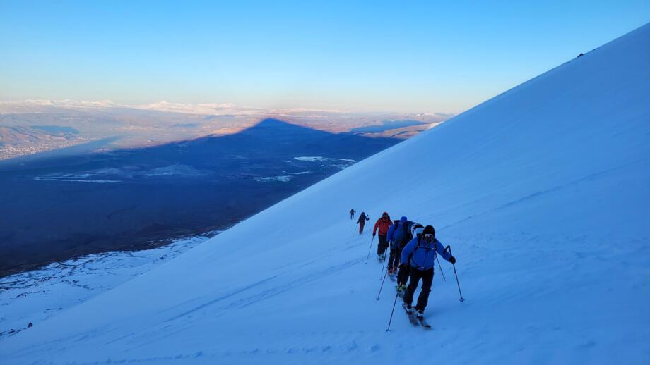 asien-tuerkei-tuski-2023-ararat-skitour-kultur-natur-panorama-landschaft-berge-teilnehmer-gruppe-052341.jpg