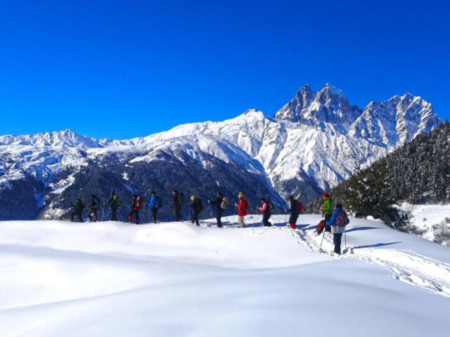 Schneeschuh-Wandergruppe in Swanetien