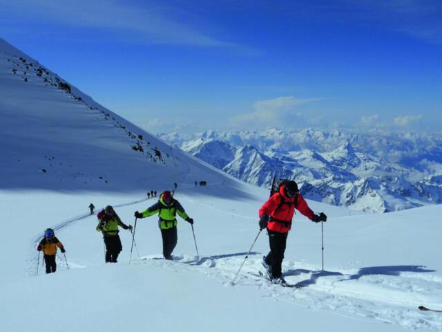 Gruppe Skibergsteiger im Aufstieg zum Fünftausender Kasbek