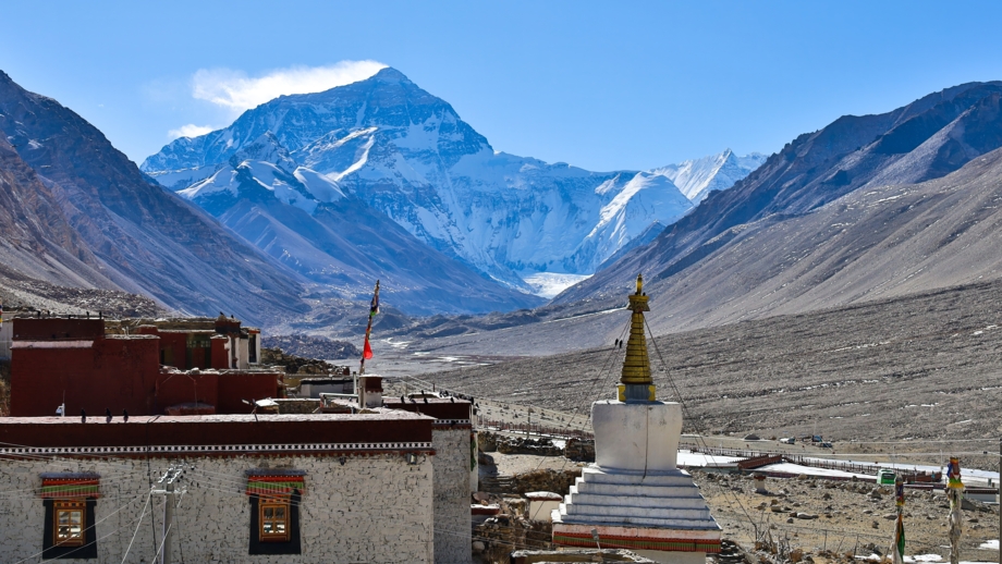 Kloster Rongbuk mit dem Mount Everest im Hintergrund