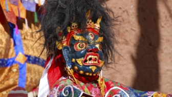Mönch hinter einer farbenfrohen Maske