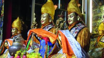 Goldene Götterstatuen in Tibet