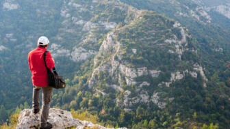 Wanderer auf einem Berg im Pantalica Canyon