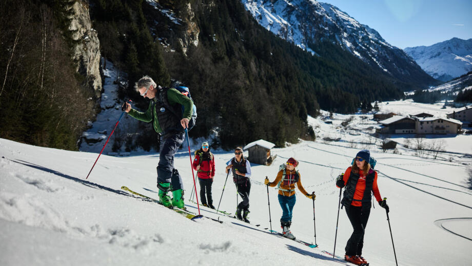 Skitechniktraining mit der Gruppe, hier Spitzkehre