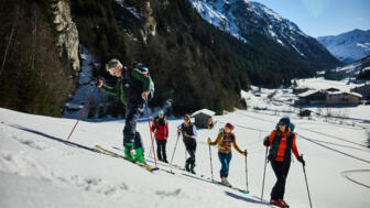 Skitechniktraining mit der Gruppe, hier Spitzkehre
