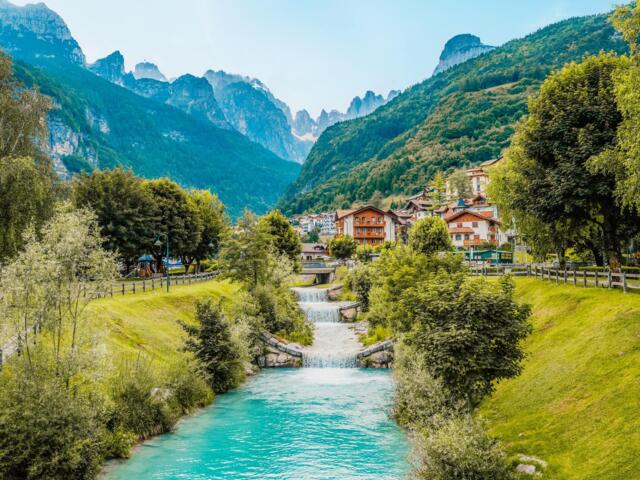 Alpiner See in der Stadt Molveno, Trentino