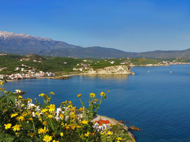 Die Bucht von Almyrida auf Kreta mit den schneebedeckten Weißen Bergen im Hintergrund im Frühjahr