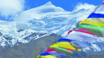 expeditionen-nepal-himlung-himal-expedition-2016-natur-panorama-landschaft-berge-gletscher-schnee-gebetsfahnen-015.jpg
