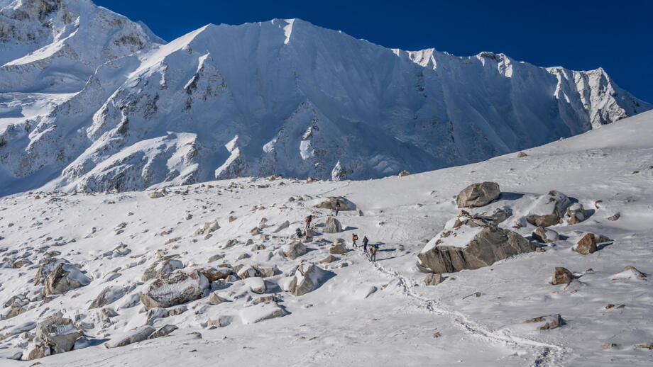Trekker auf dem Weg von Larkya Phedi zum Larkya Pass