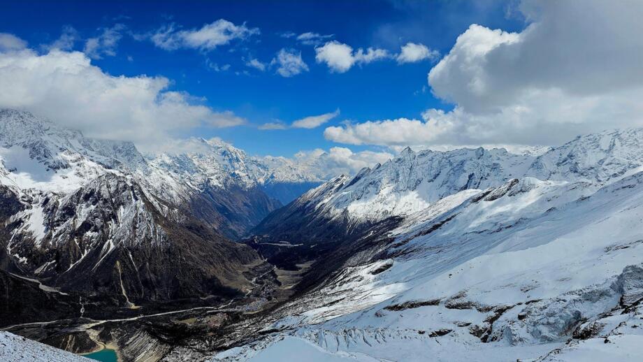 Atemberaubendes Bergpanorama vom Manaslu Basecamp
