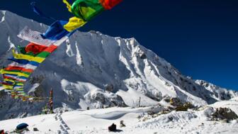 Bergpanorama hinter flatternden Gebetsfahnen in Nepal
