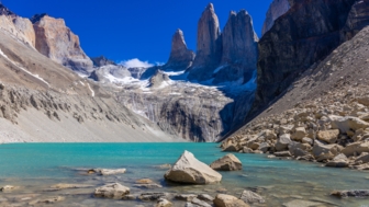 Bizarre Felstümrme und Gletschersee in Patagonien