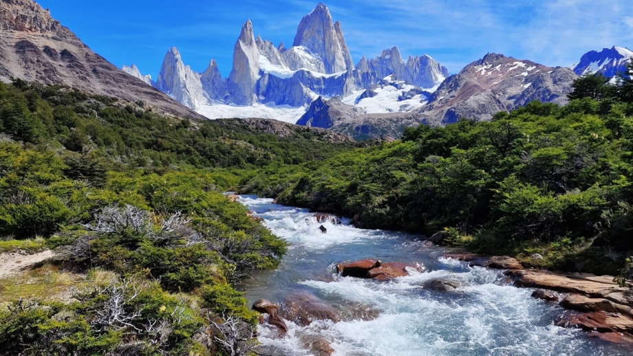 Felsnadel de Fitz Roy und Fluss in Patagonien