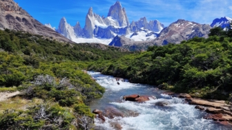 Felsnadel de Fitz Roy und Fluss in Patagonien