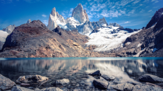 Felsnadeln des Fitz Roy und Bergsee in Patagonien