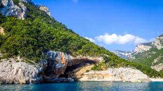 Strand Cala Sisine im Golf von Orosei, grüne und felsige Berge mit dem blauem Meer