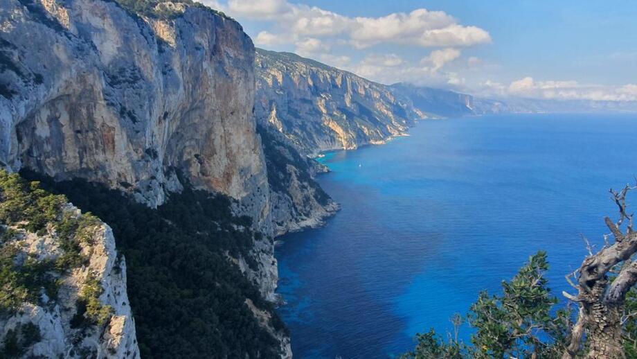 Luftaufnahme von einem felsigen Berg in Richtung schönem blauem Meer