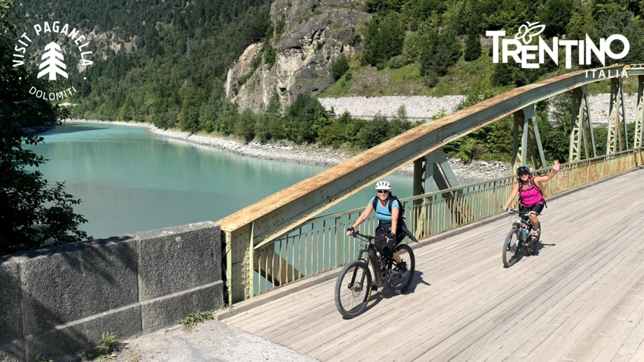 italien-trentino-paganella-multisport-opening-2027-bike-alpen-mtb-ramtwin-2021-natur-panorama-landschaft-berge-transalp-teilnehmer-gruppe-see-bruecke-8808.png