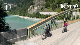 italien-trentino-paganella-multisport-opening-2027-bike-alpen-mtb-ramtwin-2021-natur-panorama-landschaft-berge-transalp-teilnehmer-gruppe-see-bruecke-8808.png