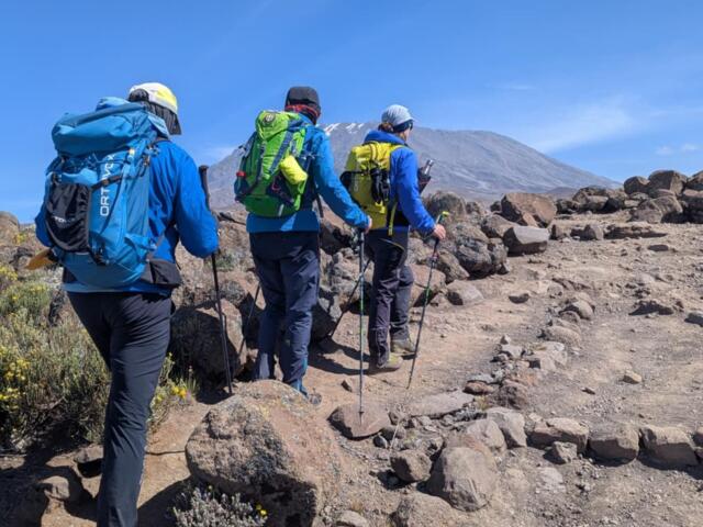 Wandergruppe auf der Marangu Route mit Kilimandscharo im Hintergrund