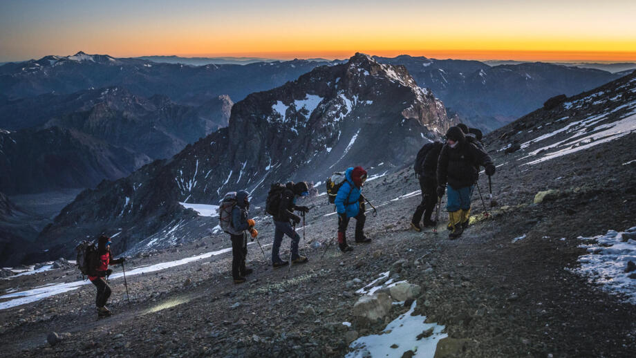 Wandergruppe bei Sonnenaufgang
